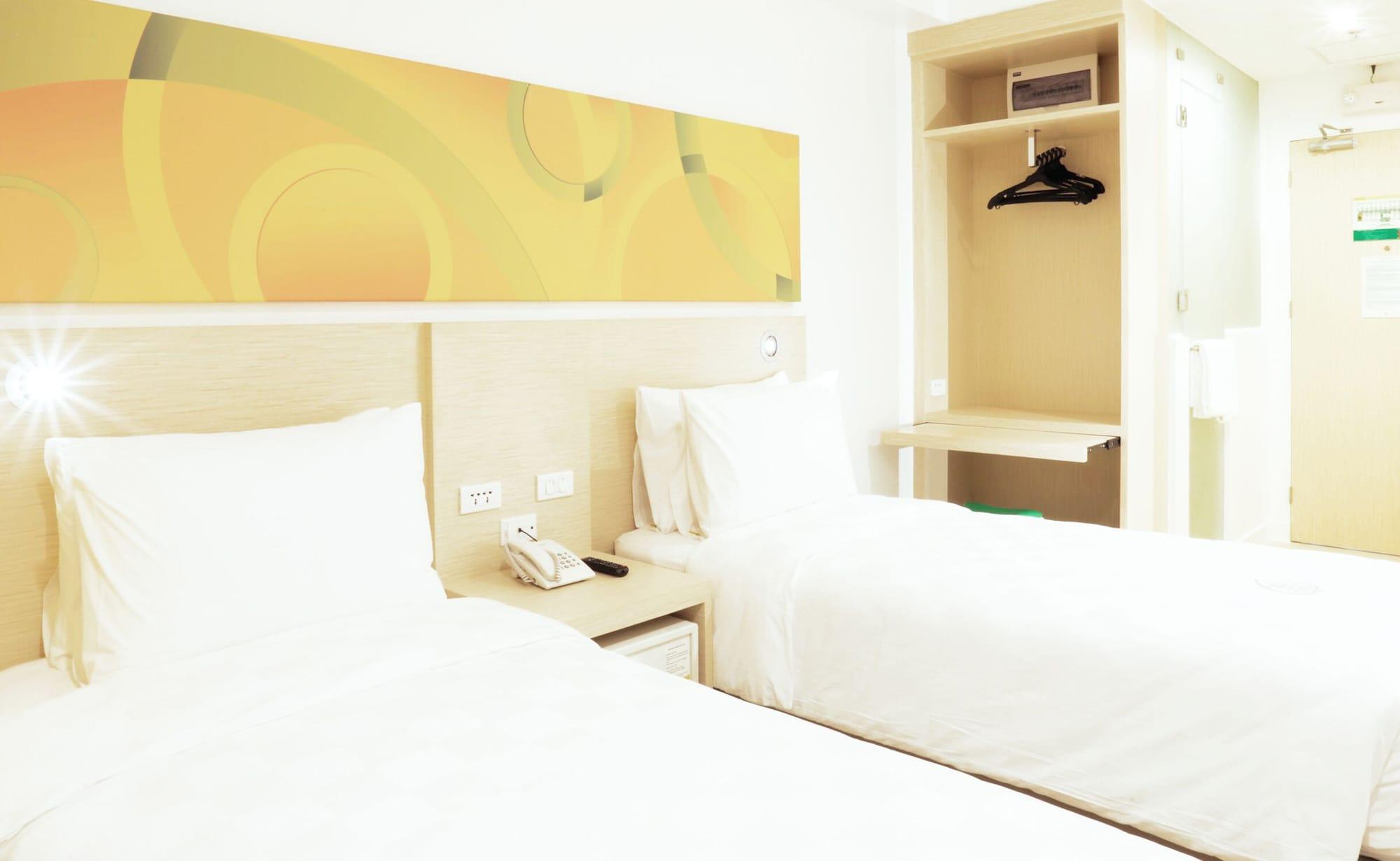 Go Hotels Manila Airport Road Paranaque City Exterior photo